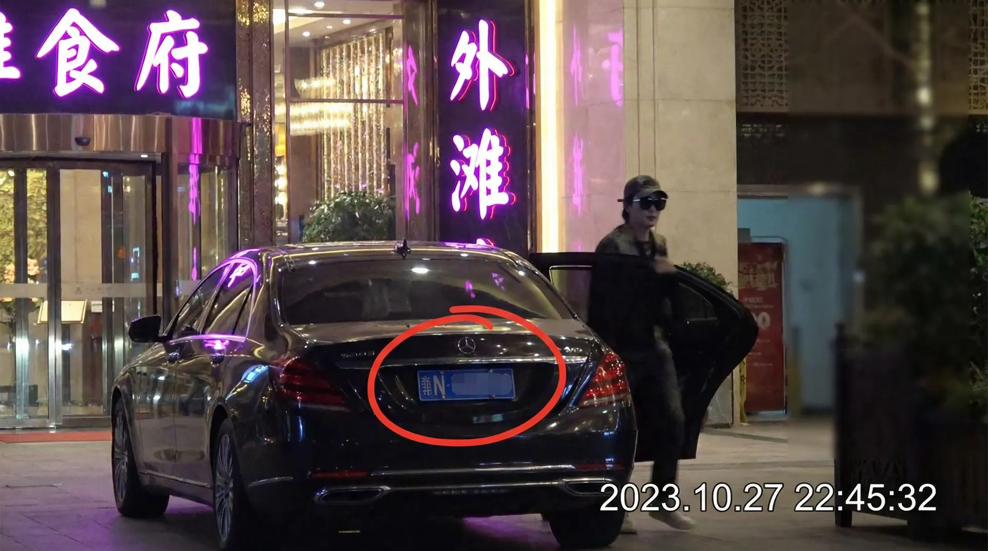 情侣视频-情侣视频官方入口-在线播放|高清视频 - 豪车餐厅外被拍